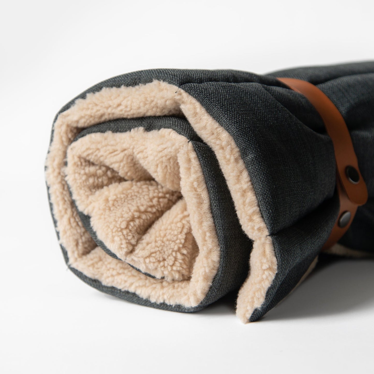 Nooee Pet Mat Jackson – Dual-Sided Travel Pet Mat with Water-Resistant Linen & Plush Sherpa, Roll-Up Design with Removable Vegan Leather Handle, Machine Washable, 24” x 40”