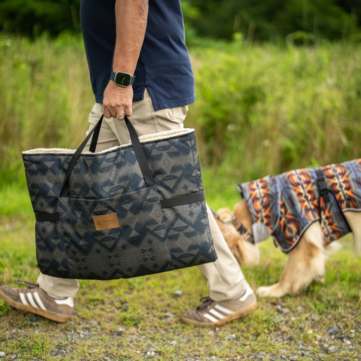 Pendleton Travel Bed Tote | Foldable Water-Resistant Dog Travel Bed with Sherpa Lining